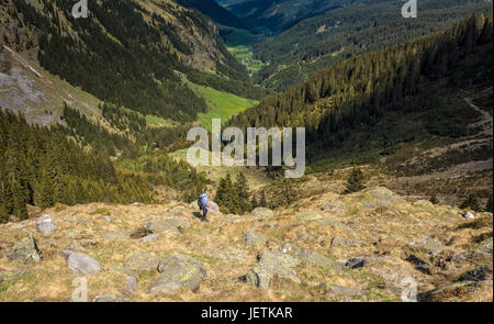 Ratschings-Tal im Süden Südtirol, Italien. Touristen auf dem Gipfel des hohen Felsen. Sport und aktives Leben-Konzept Stockfoto