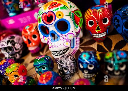 Bunten handgemalten Schädel sind auf dem Markt verkauft, im Laufe des Tages der Toten Festlichkeiten in Mexico City, Mexiko, 28. Oktober 2016. Schädel, Skelette und andere Tod Symbole werden verwendet, um Gräber, Altäre und Angebote im Laufe des Tages der Toten zu schmücken (Dia | Nutzung weltweit Stockfoto