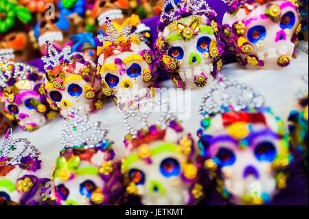 Bunte Zucker Schädel Bonbons werden während des Tages der Toten Festlichkeiten in Mexico City, Mexiko, 28. Oktober 2016 auf dem Markt verkauft. Schädel, Skelette und andere Tod Symbole werden verwendet, um Gräber, Altäre und Angebote im Laufe des Tages der Toten zu schmücken (Dia | Nutzung weltweit Stockfoto