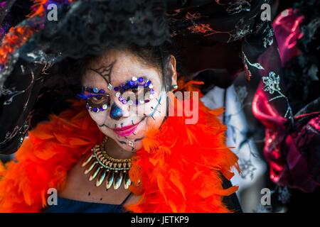 Eine junge Frau, gekleidet wie La Catrina, einem mexikanischen pop-Kultur-Symbol für den Tod führt während des Tages der Toten Festlichkeiten in Mexico City, Mexiko, 29. November 2016. Tag der Toten (Dia de Muertos), einer synkretistischen religiösen Feiertag kombinieren die | weltweite Nutzung Stockfoto