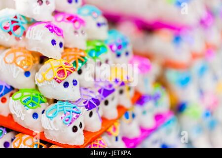 Bunte Zucker Schädel Bonbons sind auf dem Markt während des Tages der Toten Urlaub in Mexiko-Stadt, Mexiko, 27. Oktober 2016 verkauft. Schädel, Skelette und andere Tod Symbole werden verwendet, um Gräber, Altäre und Angebote im Laufe des Tages der Toten zu schmücken (Dia de | Nutzung weltweit Stockfoto