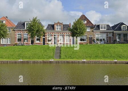 Eine Reihe von kleinen Häusern aus rotem Backstein direkt von dem Damm des Driepypstergracht in Dokkum, 7. September 2015 | weltweite Nutzung Stockfoto