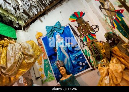 Afro-brasilianische religiöse Statuen, Götter (Orixas), sind in den Tempel (Terreiro) in Salvador, Bahia, Brasilien, 9. Februar 2012 gesehen. | weltweite Nutzung Stockfoto