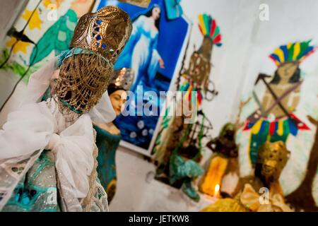 Afro-brasilianische religiöse Statuen, Götter (Orixas), sind in den Tempel (Terreiro) in Salvador, Bahia, Brasilien, 9. Februar 2012 gesehen. | weltweite Nutzung Stockfoto