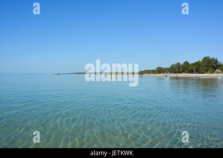 Flachen Meer Szene mit Booten von einer Insel vor Mosambik Stockfoto