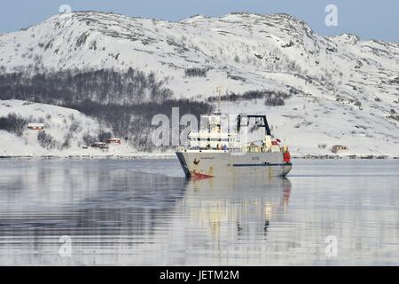 Eine große graue Schiff zum Hochseefischen reflektieren in das klare Wasser des Bøkfjord in der Nähe von Kirkenes, 8. März 2017 | weltweite Nutzung Stockfoto