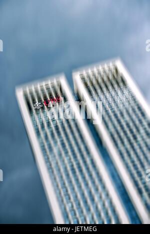 Die Twin Towers von der Opernturm mit Bewegungsunschärfe und das Logo der Schweizer Großbank UBS in Frankfurt am Main. | weltweite Nutzung Stockfoto