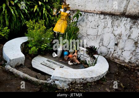 Eine Afro-brasilianische religiöse Statue, repräsentieren einen Gott (Orixa), ist außerhalb des Tempels (Terreiro) in Salvador, Bahia, Brasilien, 31. Januar 2012 gesehen. | weltweite Nutzung Stockfoto