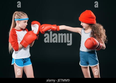 Seitenansicht des sportlichen Mädchen Boxen isoliert auf schwarz, aktive Kinder Konzept vorgibt Stockfoto