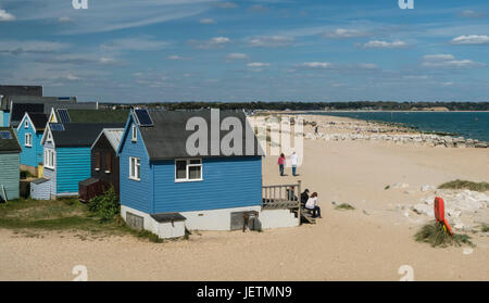 Mudeford Sandbank Strand oder Spieß mit Strandhütten am Ufer, Stockfoto