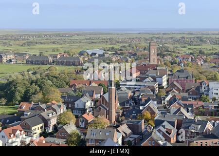 Blick über die Stadt und die grüne Insel Borkum mit dem Turm der katholischen Kirche und den alten Leuchtturm, 29. Oktober 2016 | weltweite Nutzung Stockfoto