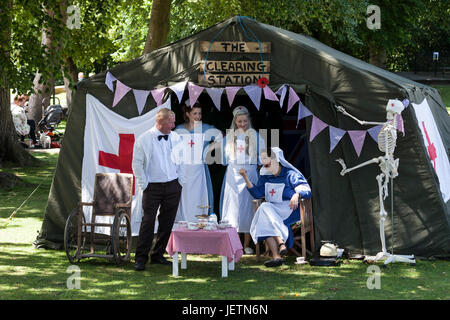 Medizinisches Personal gekleidet in Uniformen der 1940er Jahre gemeinsam einen lustigen Moment während der Barnard schloss 1940 Wochenende feiern, County Durham, Großbritannien. Stockfoto