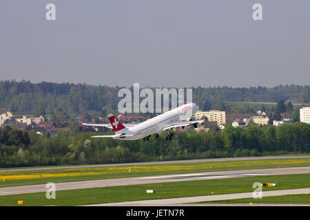 Flugzeug start von der Flughafen Zürich, Zürich, Schweiz, nur digital erhältlich, Flugzeug-Start Vom Flughafen Zuerich - Zürich - Schweiz - nu Stockfoto