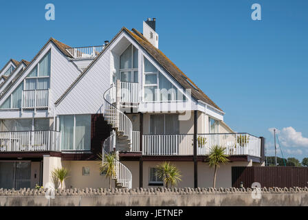 Moderne Chalet-Stil befindet sich in einer Lage direkt am Wasser am ... Moderne Chalet-Stil befindet sich in einer Lage direkt am Wasser am ...