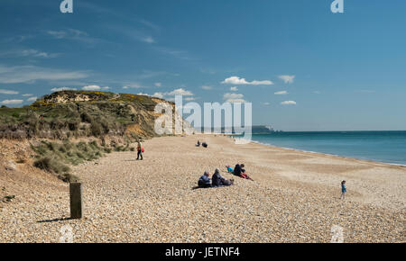 Hengistbury Head Beach mit Blick auf die Landzunge und Menschen entspannen an der Küste an einem ruhigen sonnigen Tag, Poole Bay, Dorset, Großbritannien Stockfoto