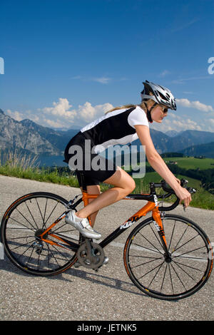 Mann, das Lenkrad in der alpinen Landschaft, Mann Dem Rennrad in alpiner Landschaft Stockfoto