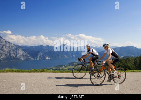 Mann und Frau mit Lenkrad in alpiner Landschaft, Mann Und Frau Mit Dem Rennrad in alpiner Landschaft Stockfoto