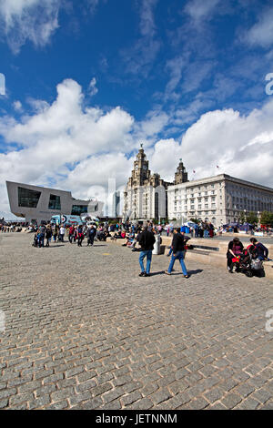 Tausende von Menschen strömen zum Pier Head Wasser an die Armed Forces Day teilnehmen Stockfoto
