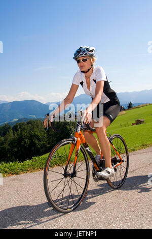 Mann mit Lenkrad in alpiner Landschaft, Mann Mit Dem Rennrad in alpiner Landschaft Stockfoto