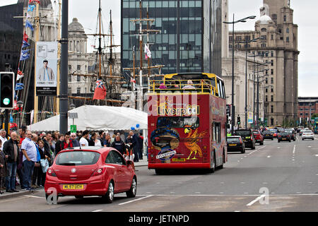 Liverpool-open Top Sightseeing-Bus Reisen entlang der Strang in Liverpool UK Stockfoto