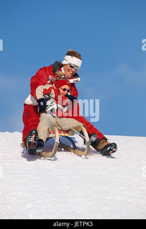 Frau mit Kind fährt Schlitten, Frau Mit Kind Faehrt Schlitten Stockfoto