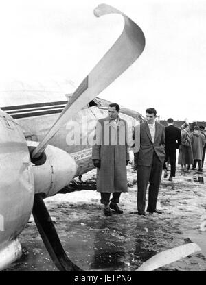 23 Menschen, darunter acht Spieler von Manchester United Fußball-Nationalmannschaft und drei Club Beamten wurden getötet, als ihr Flugzeug abgestürzt ist nach dem abheben am Flughafen München-Riem in Deutschland auf 06.02.1958. -Bill Foulkes (L) und Ziel Torhüter Harry Gregg | weltweite Nutzung Stockfoto