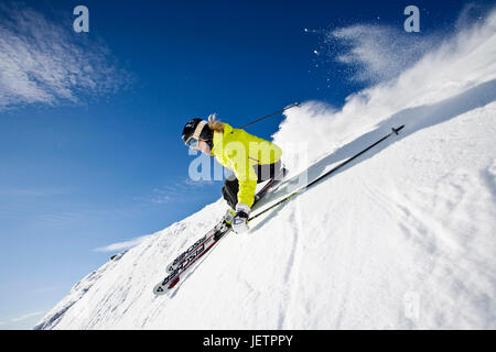 Frau fährt Ski, Salzburg, Österreich, Frau Fährt Ski, Österreich Stockfoto