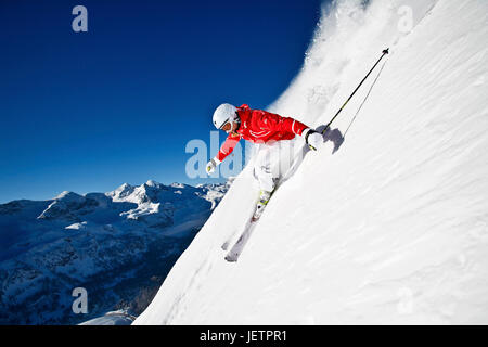 Frau fährt Ski, Salzburg, Österreich, Frau Fährt Ski, Österreich Stockfoto