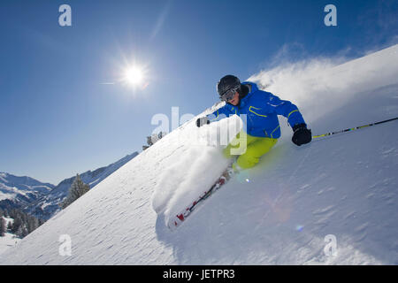 Frau fährt Ski, Salzburg, Österreich, Frau Fährt Ski, Österreich Stockfoto