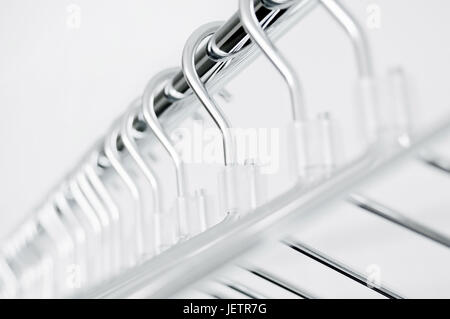 Leere Metall Kleiderbügel in der Garderobe Algen, Leere Metallkleiderbuegel eine Einer Garderobenstange Stockfoto