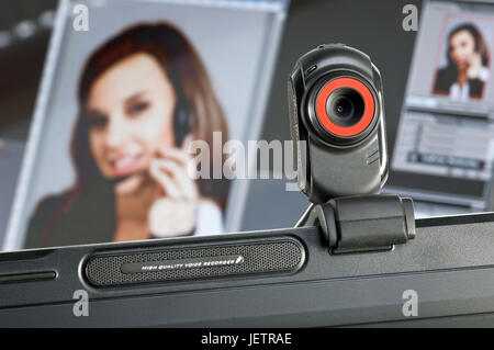 Webcam auf Monitor, im Hintergrund ein Bildschirm mit Porträt einer Frau, Webcam Auf Monitor, Im Hintergrund Ein Bildschirm Mit Porträt Einer Frau Stockfoto