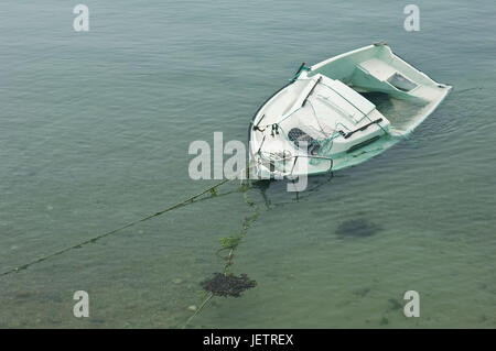 Leck schlagen Boot auf einem sandigen Ufer, Leck Geschlagenes Boot Auf Einer Sandbank Stockfoto