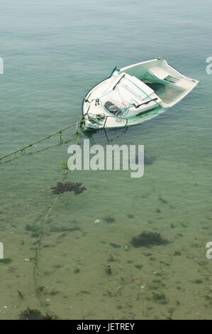 Leck schlagen Boot auf einem sandigen Ufer, Leck Geschlagenes Boot Auf Einer Sandbank Stockfoto