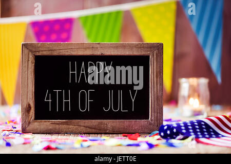 ein Holz-gestaltete Tafel mit dem Text zufrieden 4. Juli geschrieben und eine amerikanische Flagge, platziert auf einem rustikalen hölzernen Hintergrund bestreut mit con Stockfoto