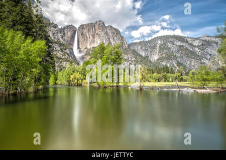 Yosemite Falls im Yosemite National Park mit Reflektion auf dem Fluss Stockfoto