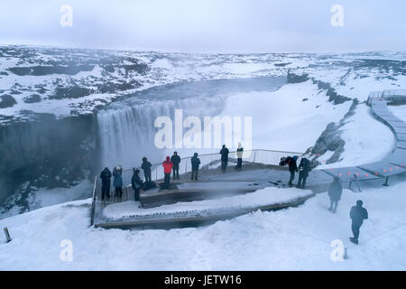 Vatnajökull, Island - 28. März 2017: Aerial Flug mit Drohne über den berühmten Dettifoss ist ein Wasserfall im Vatnajökull-Nationalpark im Nordosten Eis Stockfoto