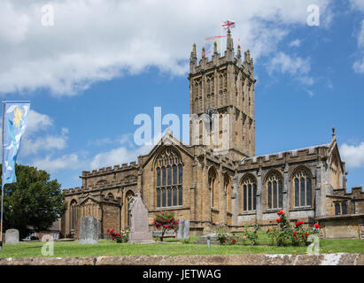 Minster oder 15. Jahrhundert Kirche von St Mary aus Stein gebaut, Schinken-Hügel auf Silver Street Ilminster Somerset in Sommersonnenschein gesehen Stockfoto