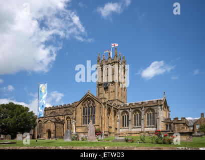 Minster oder 15. Jahrhundert Kirche von St Mary aus Stein gebaut, Schinken-Hügel auf Silver Street Ilminster Somerset in Sommersonnenschein gesehen Stockfoto