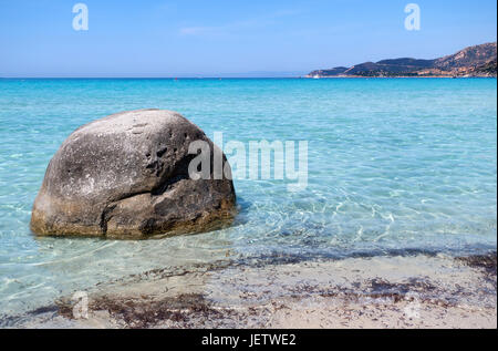 Lone Rock im Campulongu Strand in der Nähe von Villasimius in Sardegna, Italien. Natürliche Landschaft in Italien. Italienischen Küste in Sardinien am Mittelmeer, mit s Stockfoto