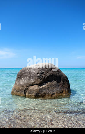 Lone Rock im Campulongu Strand in der Nähe von Villasimius in Sardegna, Italien. Natürliche Landschaft in Italien. Italienischen Küste in Sardinien am Mittelmeer, mit s Stockfoto