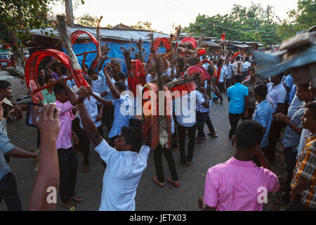 KATARAGAMA, SRI LANKA, 14. März 2016 Abend Puja in Kataragama. Herde von Einheimischen und Pilger marschieren zum Tempel, umgeben von Musik, Foo geben Stockfoto