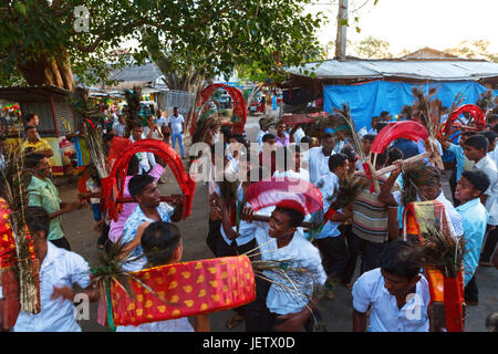 KATARAGAMA, SRI LANKA, 14. März 2016 Abend Puja in Kataragama. Herde von Einheimischen und Pilger marschieren zum Tempel, umgeben von Musik, Foo geben Stockfoto