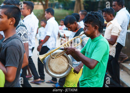 KATARAGAMA, SRI LANKA, 14. März 2016 Abend Puja in Kataragama. Herde von Einheimischen und Pilger marschieren zum Tempel, umgeben von Musik, Foo geben Stockfoto