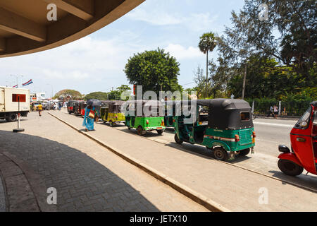 GALLE, SRI LANKA, 21. März 2016: Tuk-Tuk ist die beliebteste Art der lokalen Reisen in Sri Lanka. Fahrzeuge warten auf Passagiere vor railwa Stockfoto