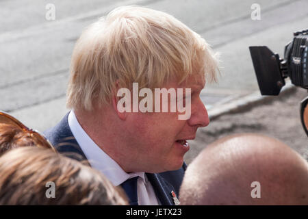 Boris Johnson außerhalb des George Hotel, Piercebridge, England, UK während der Kampagne zum Referendum befragt Verlassen Stockfoto