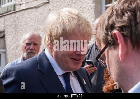 Boris Johnson wird von Kay Burley von Sky News vor dem George Hotel, Piercebridge, England, Vereinigtes Königreich während der verlassen Referendumskampagne interviewt Stockfoto