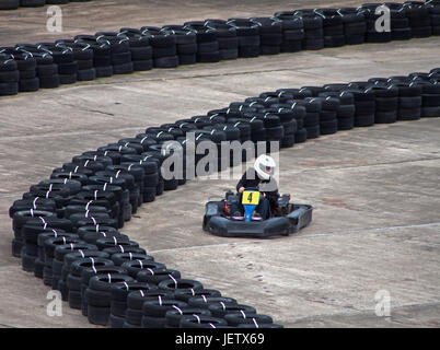 rund um die Go-Kart Strecke gehen Stockfoto