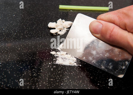 Drogenmissbrauch, Kokain gehackt und in Linien zu treffenden Stockfoto