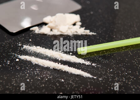 Drogenmissbrauch, Kokain gehackt und in Linien zu treffenden Stockfoto