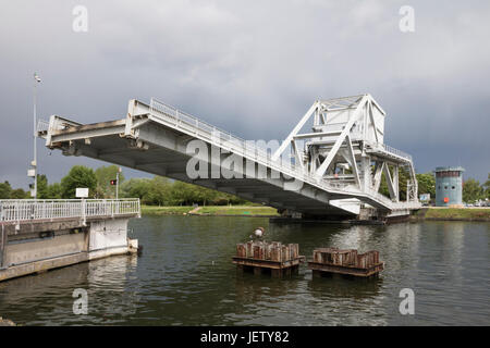 Neuen Pegasus-Brücke über den Caen-Kanal bei Batterie, Normandie Stockfoto